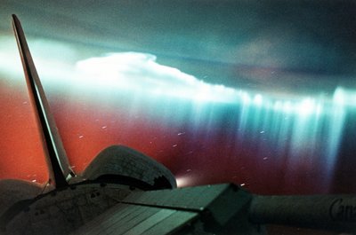スペースシャトルエンデバーから見たオーロラオーストラリス（カーテンの形）。一部は右上の前景にあります。 1994年4月。NASAの写真。 作： National Aeronautics and Space Administration National Aeronautics and Space Administration